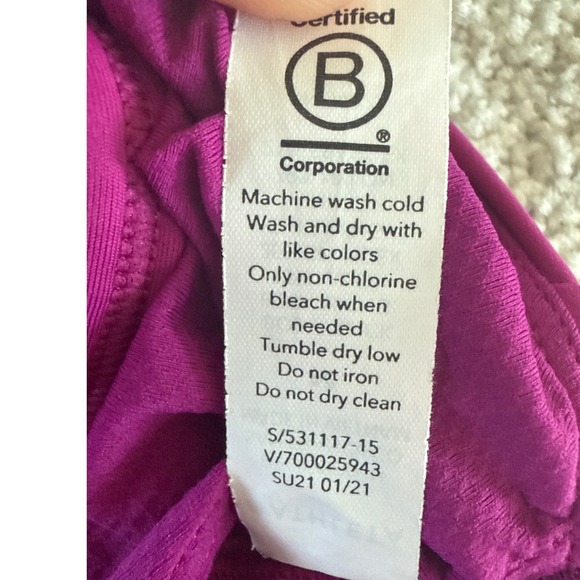 Athleta Ultimate Bra in SuperSonic D-DD Fuscia Medium #531117-15 MSRP $49 - Picture 6 of 9